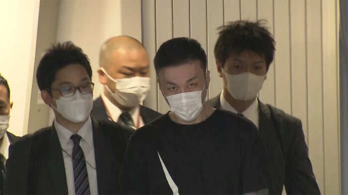 成田空港に到着した藤田聖也容疑者(午後3時すぎ)