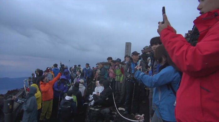 混み合う山頂