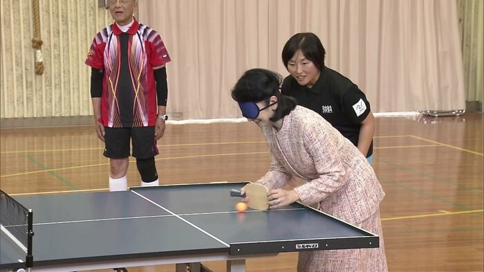 アイマスクを着け「サウンドテーブルテニス」に挑戦される紀子さま