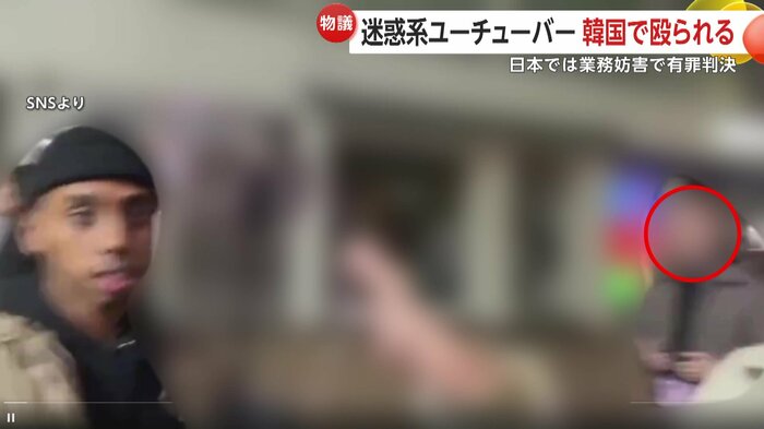 ソマリ元被告（左）に殴りかかる通行人（右）