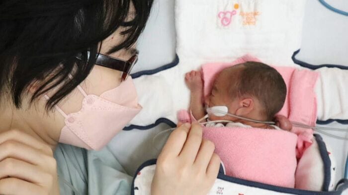 初めての授乳は、綿棒に母乳を含ませて吸わせる(提供:栗木さん)