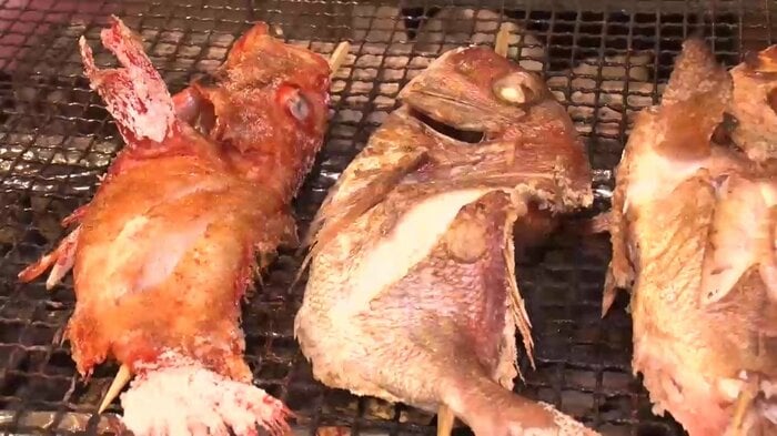 炉端焼きコーナーでは旬の魚を炭火でじっくり焼き上げる
