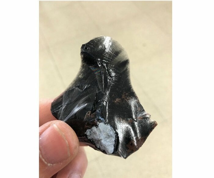 動画で割れた黒曜石のカケラ(提供:岩宿の石器さん)