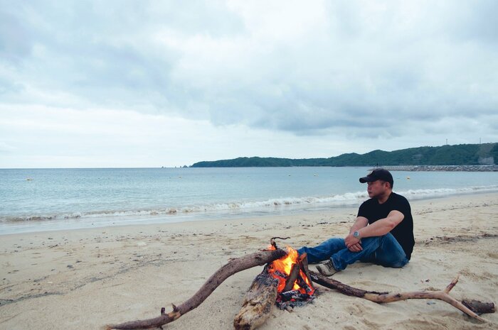 屋外で夜を過ごすことの方が多い伊澤さんにとって、焚き火はなくてはならない相棒だ（『焚き火の教科書』より）