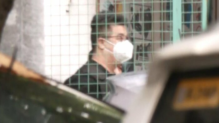 マニラの収容所を出る今村容疑者(7日午前)