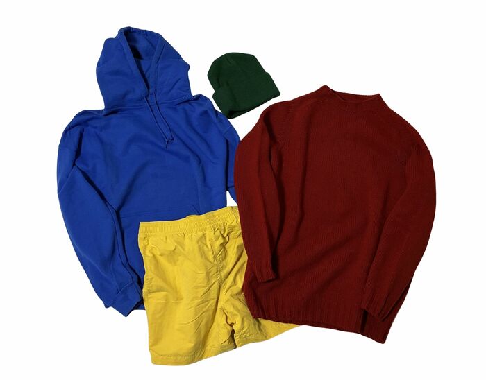 原色のアイテムは変に目立つリスクが（特集班撮影）