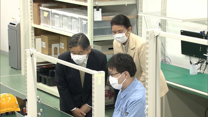 PC作業を視察される両陛下