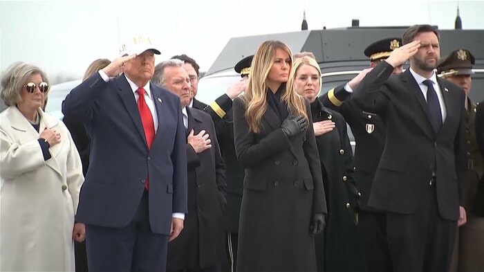 イランへの軍事作戦で亡くなった兵士に敬意を表するトランプ大統領ら（デラウェア州ドーバー空軍基地・3月7日）