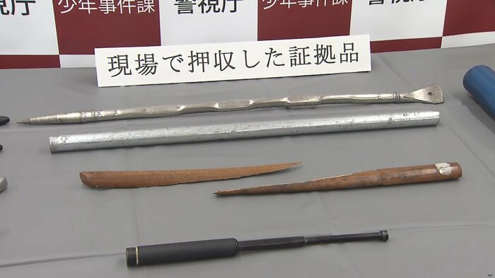 凶器で殴られるなどして調布グループの6人がケガをしたという。