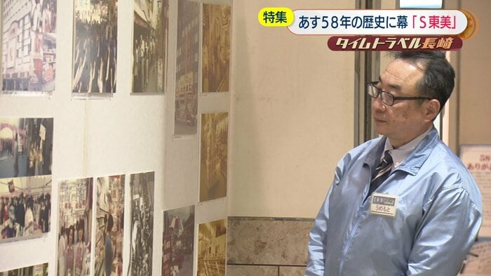 写真を見つめる梅本和彦さん