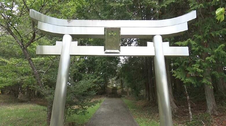 未来からきた鳥居? 銀色ピカピカに輝くことになったとても真面目な理由・静岡発｜FNNプライムオンライン