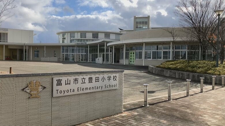 富山市の豊田小学校、落雷による停電から復旧し16日から再開　トイレ排水は仮設ポンプで急場しのぐ｜FNNプライムオンライン