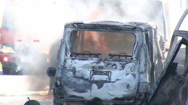 衝撃で車炎上…トラックと軽が正面衝突、軽の80代運転手が死亡　対向車線にはみ出したか　トラック運転手はけがなし　秋田・潟上市｜FNNプライムオンライン