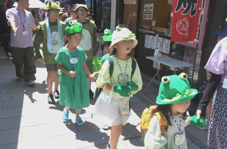 カエル好きが松本に集結　繩手通りで恒例の「かえるまつり」　コスプレにカエルの小物販売も　子供たちはカエルに扮してお菓子をもらう「ケロウィン」を楽しむ｜FNNプライムオンライン