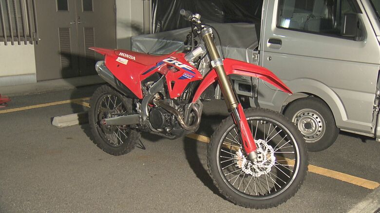ナンバーやウインカー無しか…バイクに乗っていた17歳男子高校生が軽トラにはねられ死亡 夜の交差点を直進中｜FNNプライムオンライン