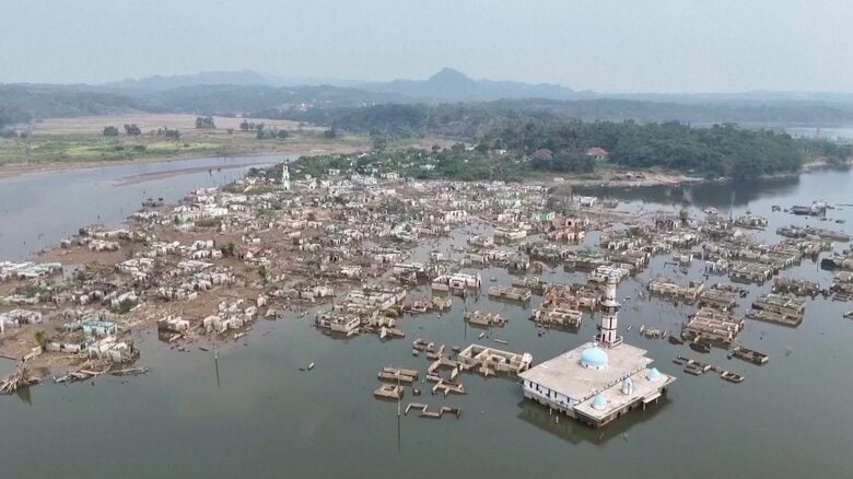 ダム湖の底に水没した村が姿を現す　「これほどはっきり見えたのは初めて」　深刻な干ばつ　インドネシア・ジャワ島｜FNNプライムオンライン