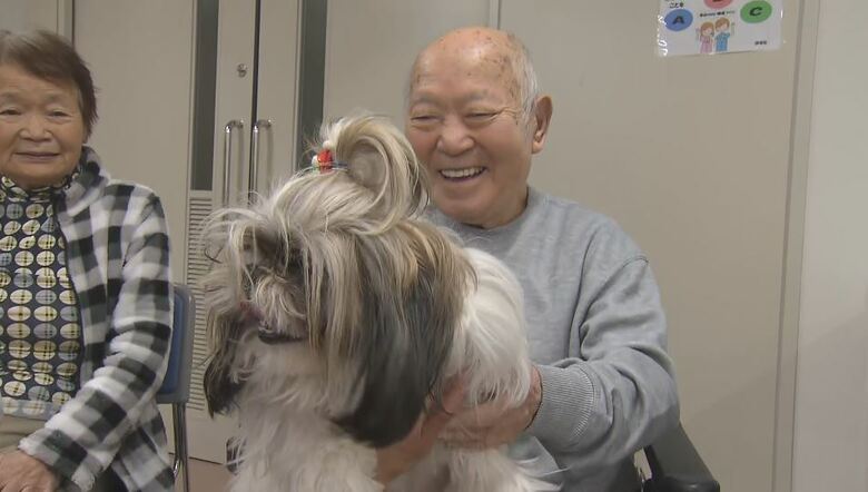 “サンタ犬”が老人ホームの利用者に「笑顔」「癒やし」のクリスマスプレゼント｜FNNプライムオンライン