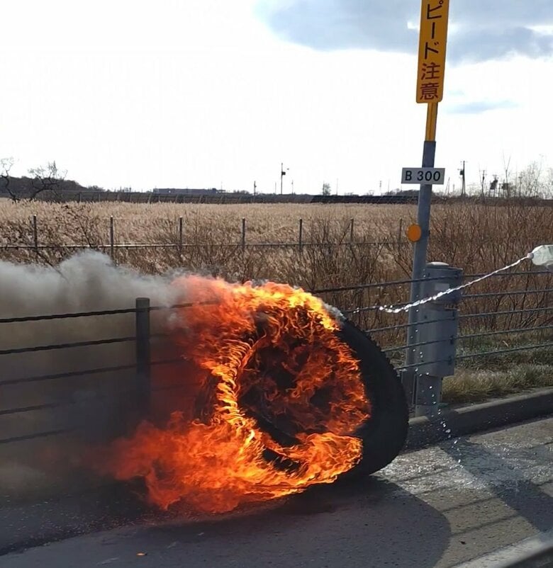 【速報】釧路湿原周辺でトラックから脱落したタイヤが炎上…道路わきの草むらにも飛び火…走行中に左前輪から外れたか＜北海道釧路市＞｜FNNプライムオンライン