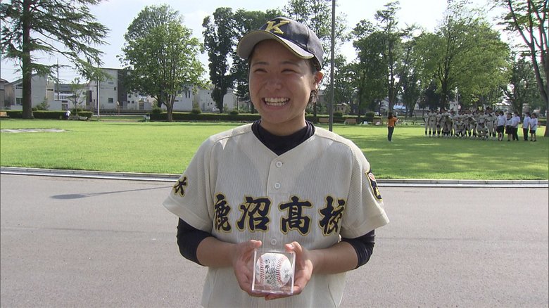 始球式のボールを手に笑顔を見せる木村選手