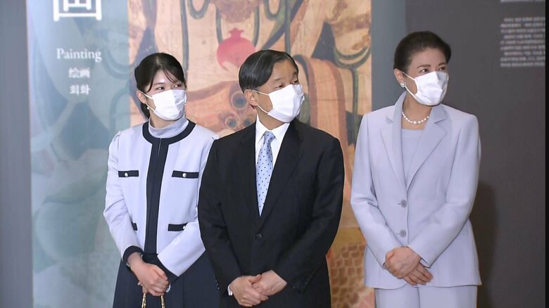 博物館を訪問された天皇ご一家。およそ3年ぶり、公の場での”スリーショット”となった(去年11月24日)