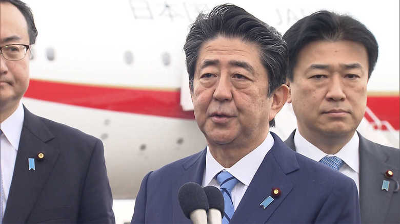 記者団のインタビューに答える安倍首相 1月11日・羽田空港