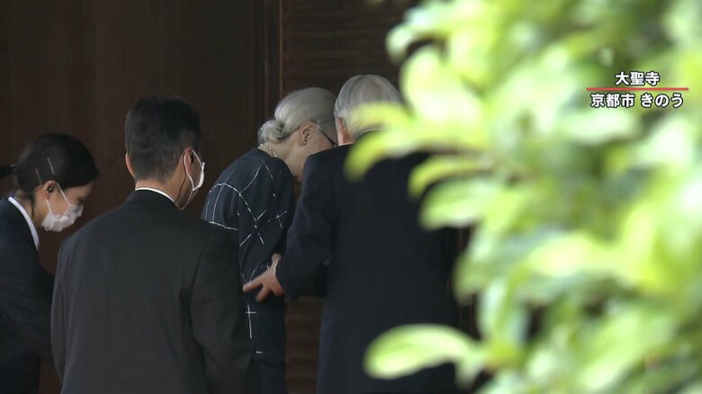 美智子さまにそっとお手を添えて支える上皇さま