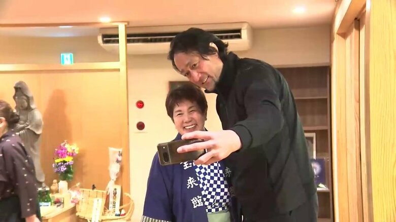 ラグビー元日本代表の大野均さんと写真を撮る岩崎さん