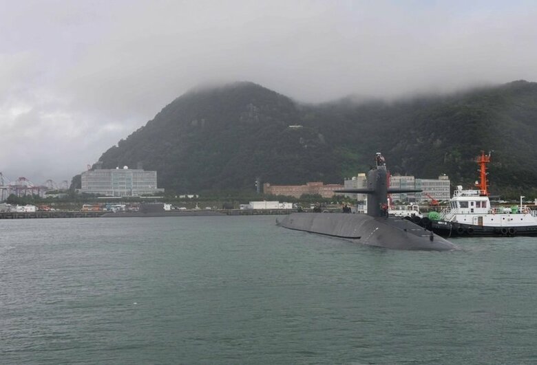 韓国・釜山の桟橋に接岸する米戦略ミサイル原潜ケンタッキー（米国防総省公式画像）