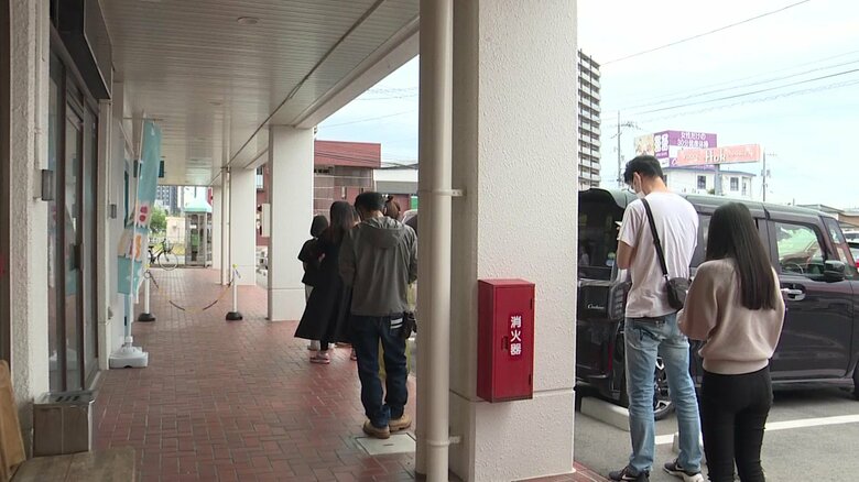 店に並ぶお客さんたち