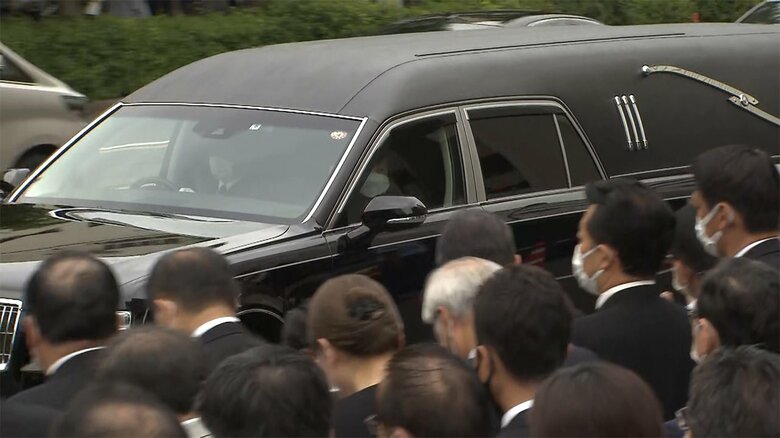 自民党前では党役員･職員らが、故人を待ち受けた
