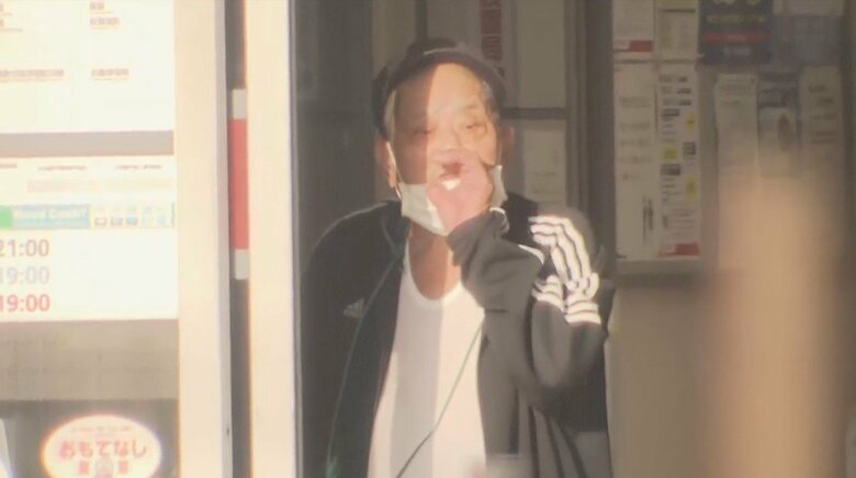 FNNのカメラが捉えた拳銃のようなものを持った鈴木常雄容疑者