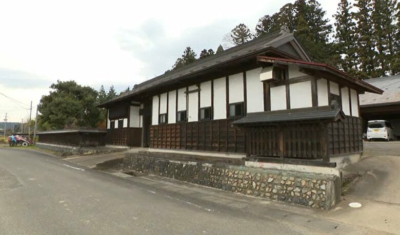 栗原市に点在する長屋門のひとつ
