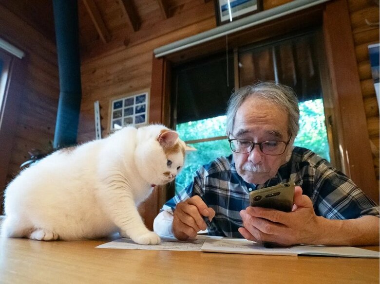 一緒に手元を見ているメイくんとお父さん（提供：MARCOさん）