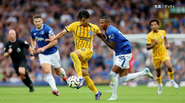 エバートンのアシュリー・ヤング選手に腕を引っ張られる三笘選手。ヤング選手はレッドカードで一発退場になった。