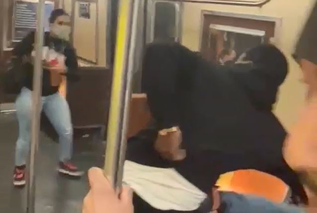 矛先は女性に向かった　