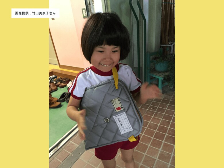 保育園の頃の鈴乃さん　感覚過敏のため防災頭巾を嫌がり肩からさげている