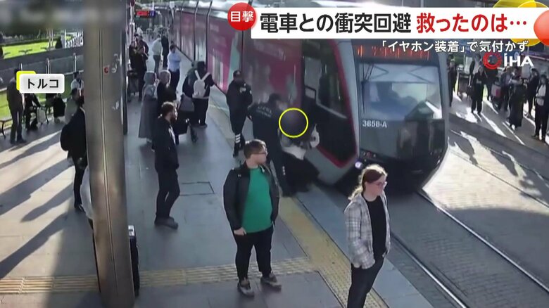 警備員が路面電車にひかれそうな女性を間一髪で救う瞬間（14日、トルコ）⑥