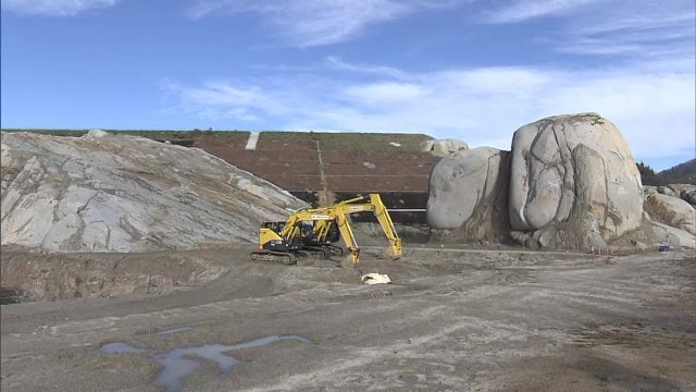 市長も「想定外」という巨石　左側に見える斜面も巨石の一部