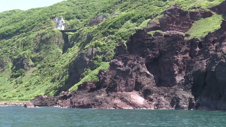 遊覧船から望む男鹿半島の風景