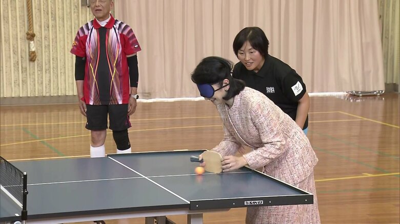 アイマスクを着け「サウンドテーブルテニス」に挑戦される紀子さま