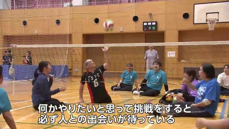 サークルの仲間とシッティングバレーをする鈴木勝良さん