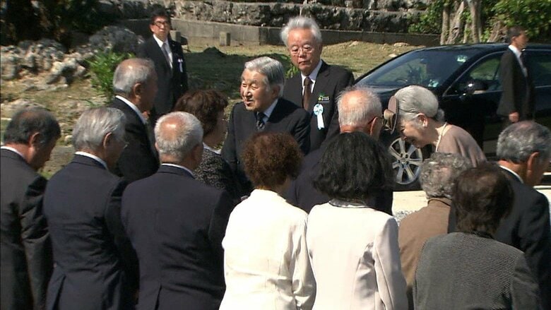 平成30（2018）年1月　国立沖縄戦没者墓苑で遺族らと懇談される上皇ご夫妻