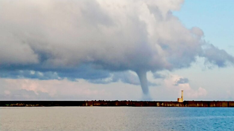長岡市寺泊港（28日・新潟地方気象台職員撮影）