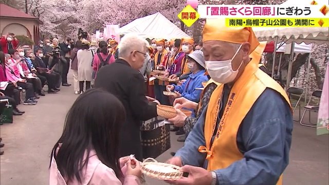 観光客に餅を振る舞うガイドたち