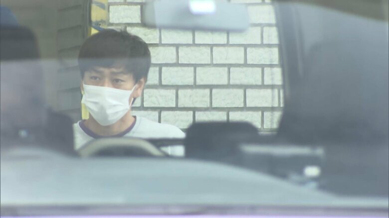 殺人容疑で逮捕された中学校教師･尾本幸祐容疑者が、送検された。時折、報道カメラを見つめる仕草も･･･。