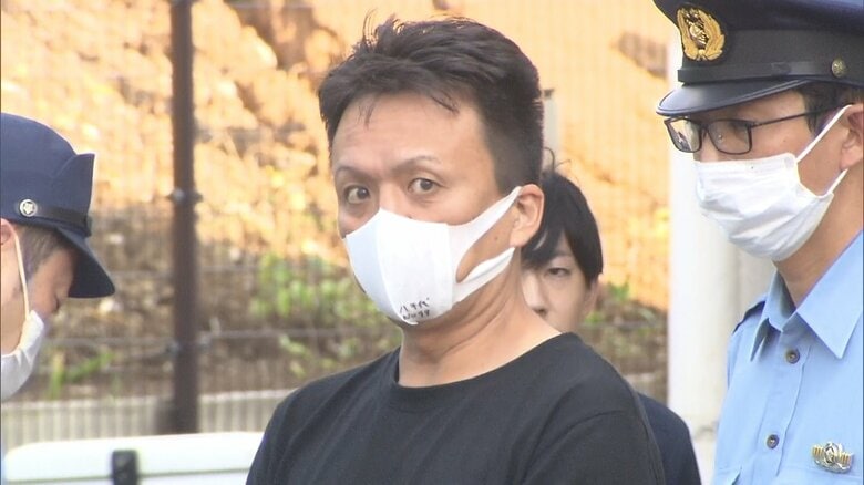 一瞬カメラの方を見る伊藤容疑者