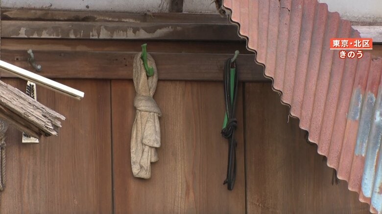 壁にはタオルや温度計のようなものがかけられている