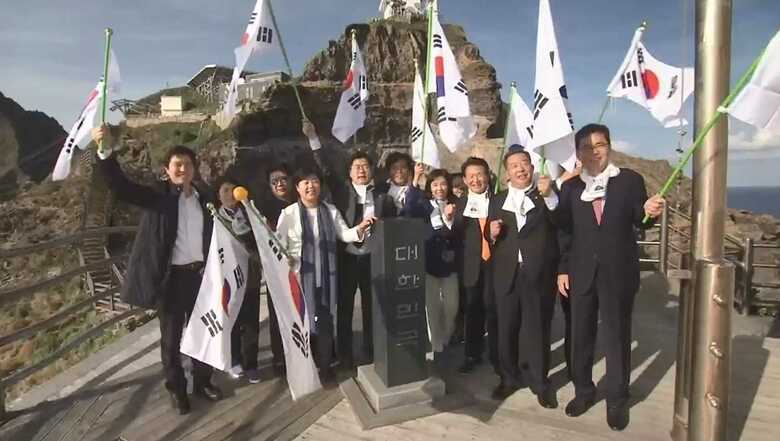 島根県の竹島に上陸した韓国の国会議員（10月22日）