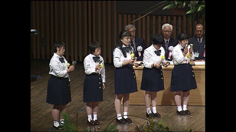 尚恵学園の入所者によるハンドベルの演奏