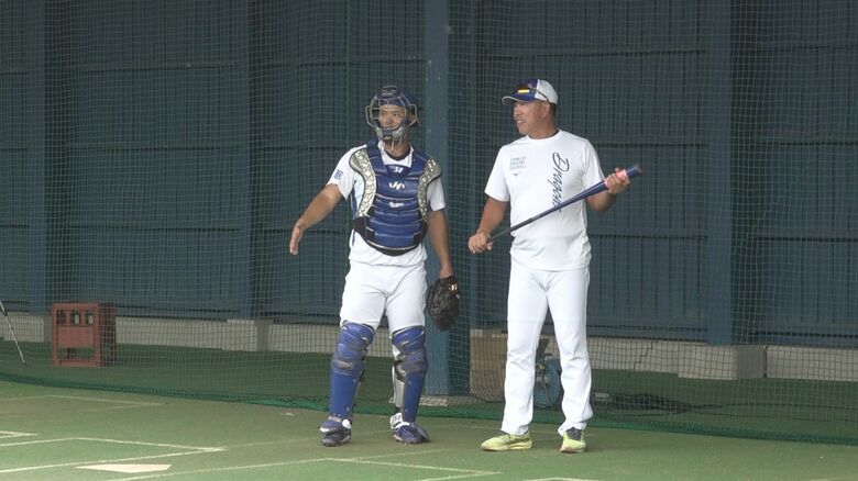 ブルペンで捕手・石橋と話す井上監督